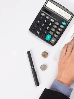 hombre-negocios-pensativo-sentado-computadora-portatil-abierta-buscando-preocupado-al-pensar-planificacion-vista-superior_1423-7_1_11zon